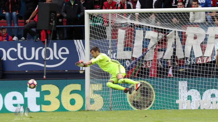 Intervención de Mario Fernández para atajar un disparo a portería del Celta