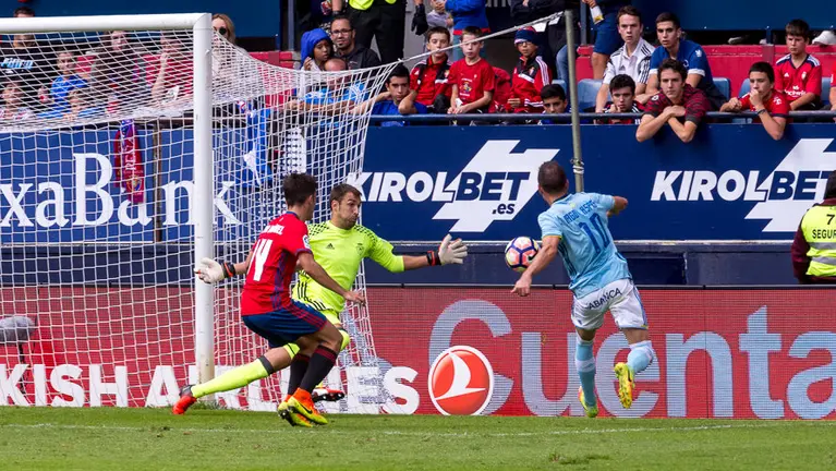 Las intervenciones de Mario, que sustituía a Nauzet en la portería rojilla, han sido decisivas en el empate final entre Osasuna y Celta (1). IÑIGO ALZUGARAY