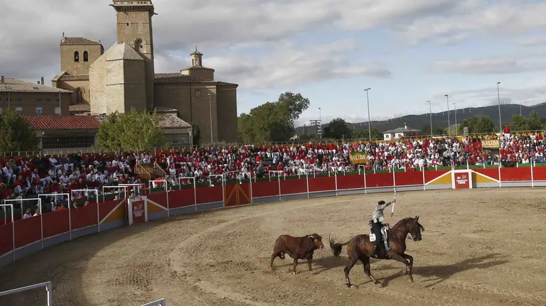 El rejoneador Roberto Armendariz, durante el festejo taurino que se ha celebrado en la localidad navarra de Olite y donde ha compartido feria con Jesulin de Ubrique. EFE/Jesús Diges