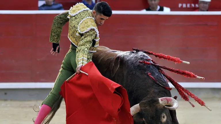 Talavante da un pase en una corrida reciente. EFE