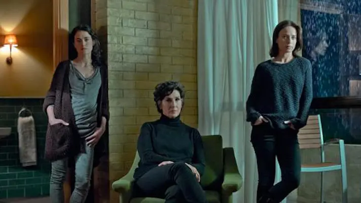 Imagen promocional de la película El guardián invisible ambientada y rodada en el Valle de Baztán