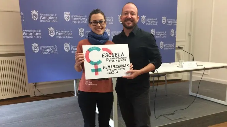 La concejala de Igualdad y LGTB, Laura Berro, junto al director del área de Participación Ciudadana, Igualdad y Empoderamiento Social del Ayuntamiento de Pamplona, Axel Moreno, presentan &#39;La Escuela de Feminismos&#39;.