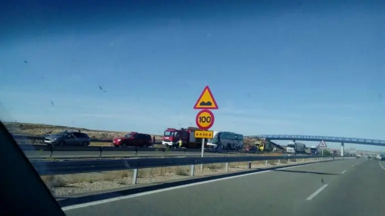El accidente se ha producido al colisionar un autobús contra un camión a la altura de la localidad soriana de Adradas.