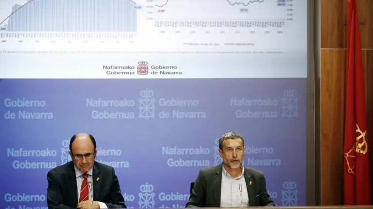 Los vicepresidentes de Desarrollo Económico y Derechos Sociales, Manu Ayerdi (i) y Miguel Laparra, respectivamente, durante la rueda de prensa.