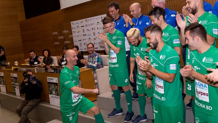 Presentación de la plantilla de Magna Gurpea para la temporada 2016-2017 en Civican (13). IÑIGO ALZUGARAY