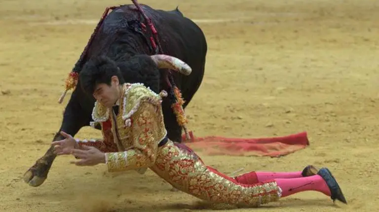 El diestro Alberto López Simón, embestido por su segundo de la tarde. EFE. ABEL ALONSO