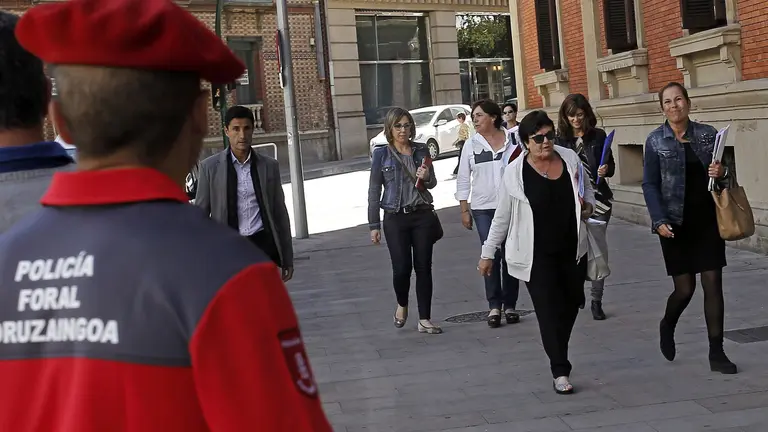GRA268. PAMPLONA, 14/09/2016.- La presidenta del Gobierno de Navarra, Uxue Barkos (d), acompañada por la consejera de Presidencia, Justicia, Función Pública e Interior, María José Beaumonth (2d), entra en el Parlamento, donde ha tenido que dar explicaciones en comisión de Régimen Foral, sobre la dimisión el pasado día 2 de 30 comisarios e inspectores en protesta por el nuevo régimen de retribuciones y horarios derivado de la Ley Foral de Policías. EFE/Ivan Aguinaga