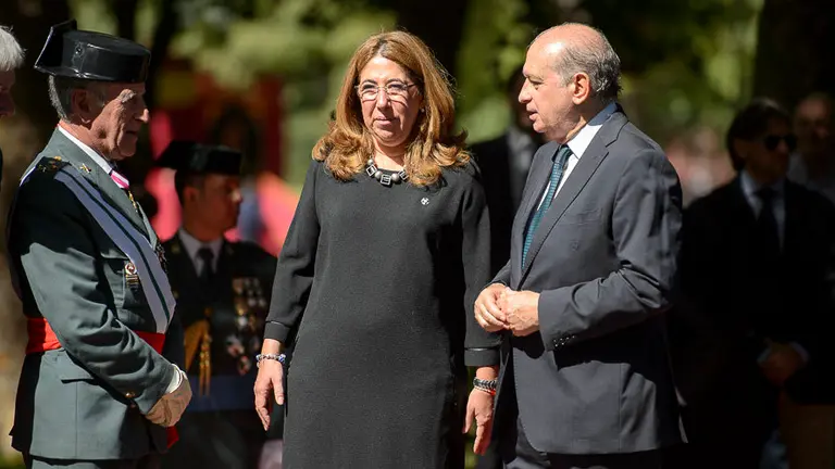 El Ministro del Interior, Jorge Fernández Díaz entrega la Bandera de España a la Guardia Civil el pasado 21 de septiembre, en su última visita a Navarra. PABLO LASAOSA