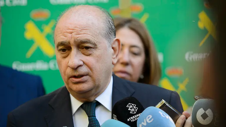 El Ministro del Interior, Jorge Fernández Díaz, realiza declaraciones a la prensa antes de la entrega de la Bandera de España a la Guardia Civil. PABLO LASAOSA.