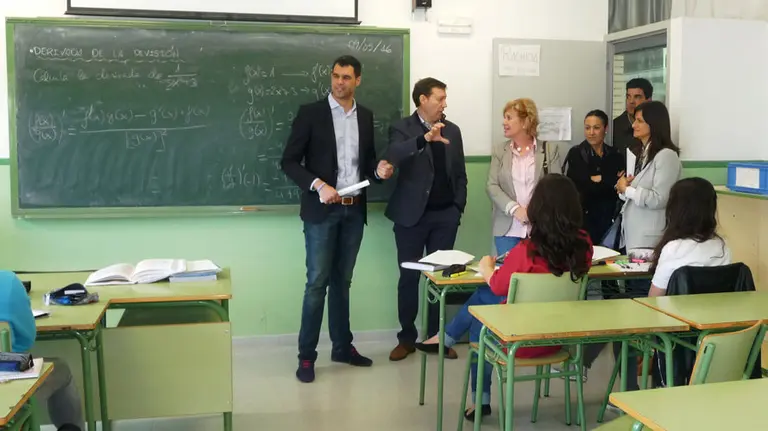 Miembros de la comisión de Educación en la visita que realizaron, el pasado mes de mayo, al instituto La Paz de Cintruénigo.