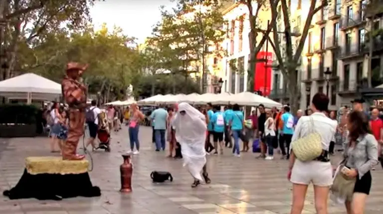 El youtuber Viktor Crazy arrojando la mochila en plena Rambla de Barcelona.
