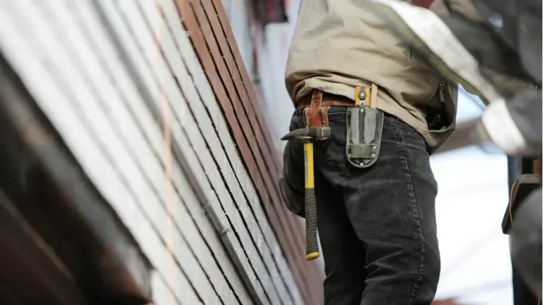 Un obrero de la construcción trabaja en una obra. ARCHIVO