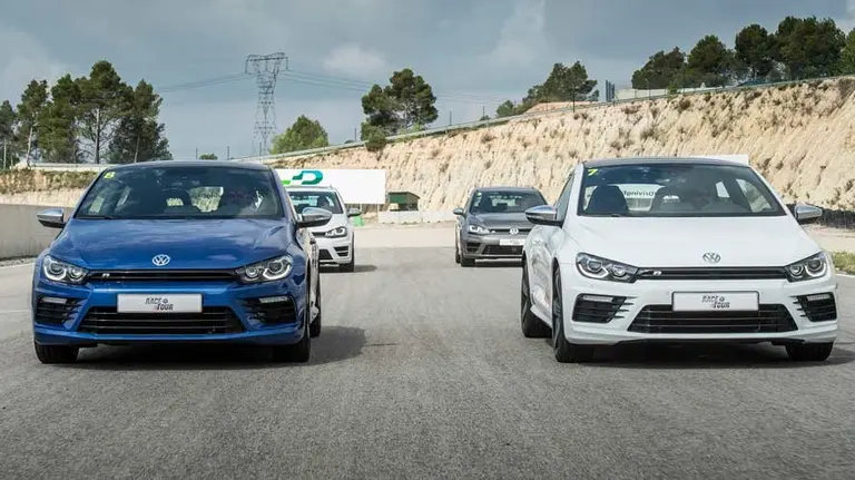 Varios modelos de la marca Volkswagen ensobre el circuíto.