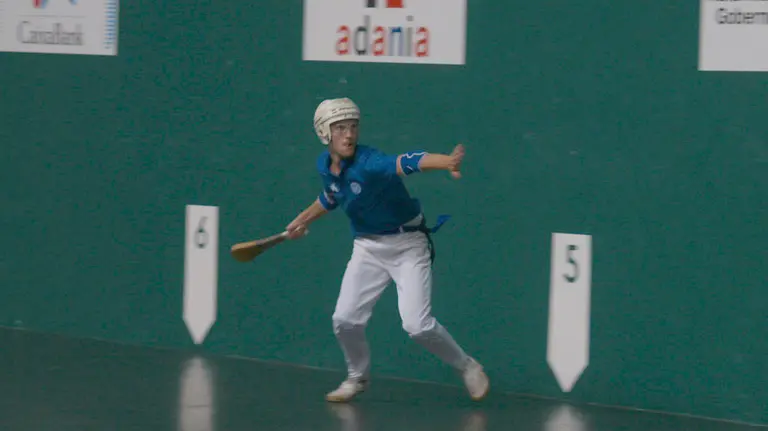 Ibai Barón se dispone a restar. Cedida.