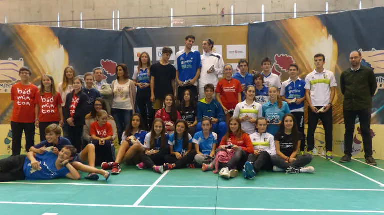 Foto de familia del torneo celebrado en el polideportivo Lizarrería de Estella.