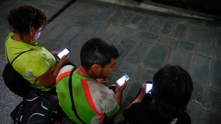 Un grupo de senderistas, supervivientes del accidente de montaña en el Himalaya, permanece en el exterior de un hospital de Katmandú. EFE/Narendra Shrestha