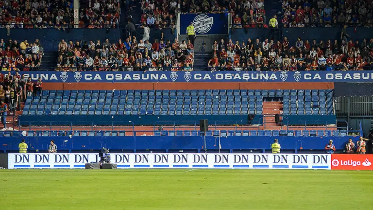 El fondo sur, ocupado por los Indar Gorri, vacío tras un altercado entre uno de sus hinchas y los agentes de seguridad de El Sadar. PABLO LASAOSA  (8)