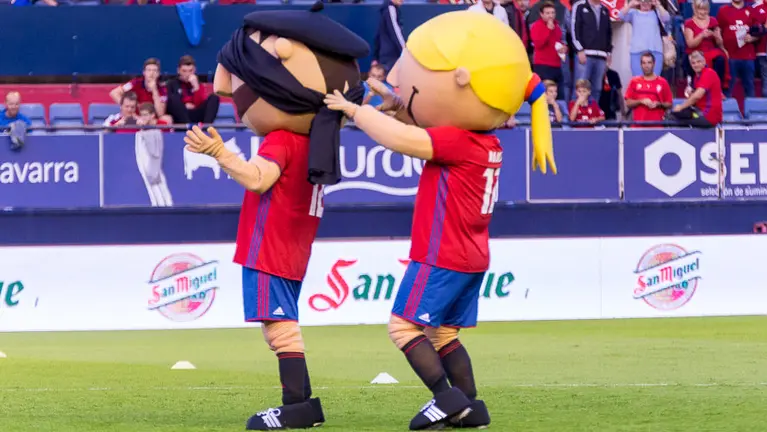 Cuando Rojillo encontró a Rojilla, la nueva animadora de Osasuna en El Sadar (19). IÑIGO ALZUGARAY
