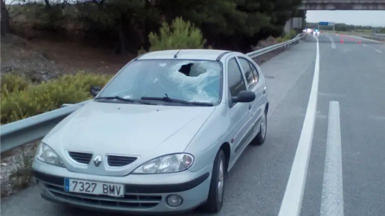 El impacto de la piedra contra el vehículo. PFORAL
