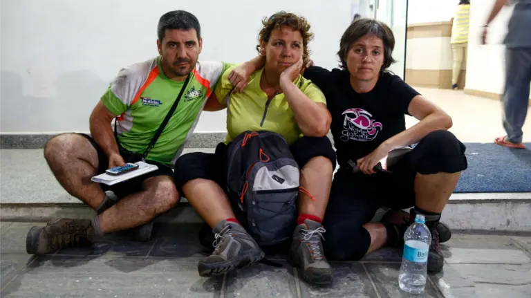 Un grupo de senderistas, supervivientes del accidente de montaña en el Himalaya. EFE/Narendra Shrestha