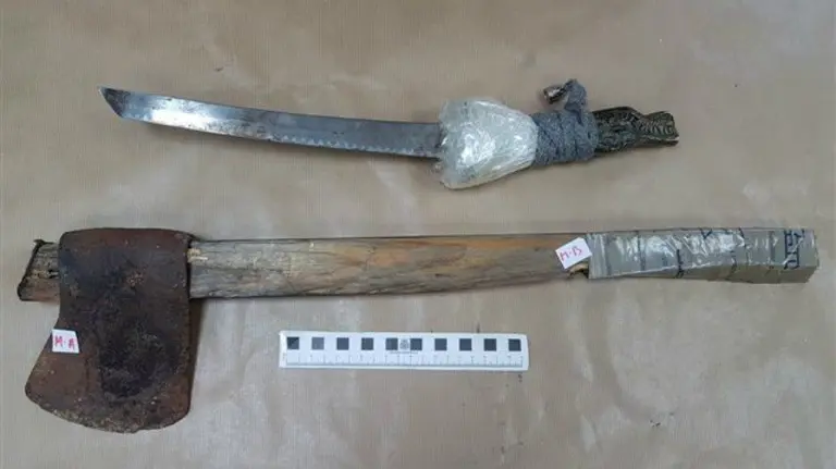 Hacha y cuchillo utilizados por el detenido para amenazar y herir a su vecino. PNACIONAL