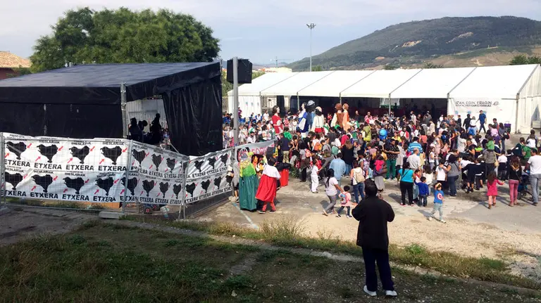 Las-verjas-que-rodean-el-escenario-destinado-a-algunos-de-los-conciertos-de-San-Fermín-de-Aldapa-rodeado-por-carteles-de-los-presos-de-ETA