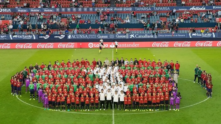 Foto de familia de las categorías inferiores de Osasuna en El Sadar.
