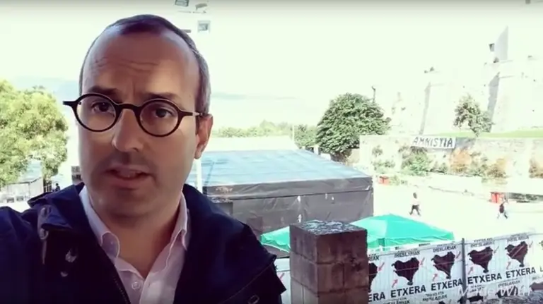 Fermín Alonso, concejal de UPN en Pamplona, denuncia la colocación de carteles proetarras desde el escenario municipal de San Fermín Chiquito.