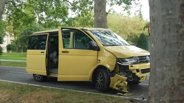 La furgoneta accidentada este viernes al chocar contra un árbol por evitar a un turismo.