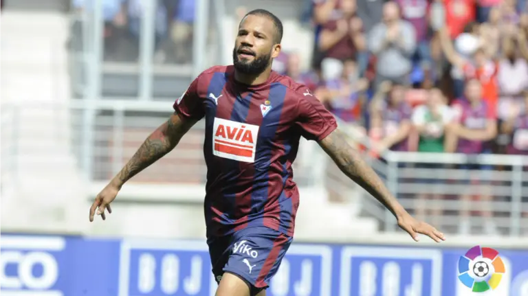 El portugués Bebe golea para el Eíbar. Lfp.