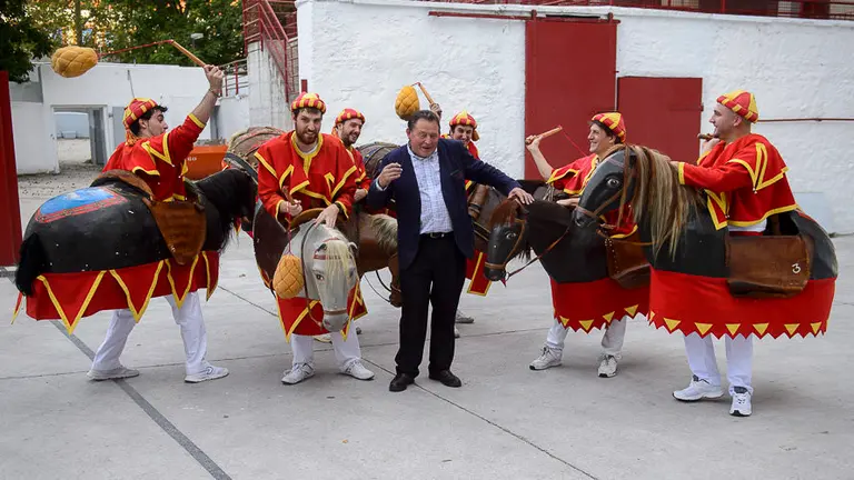 La Comparsa de Gigantes y Cabezudos sale a la calle por San Fermín de Aldapa. PABLO LASAOSA10