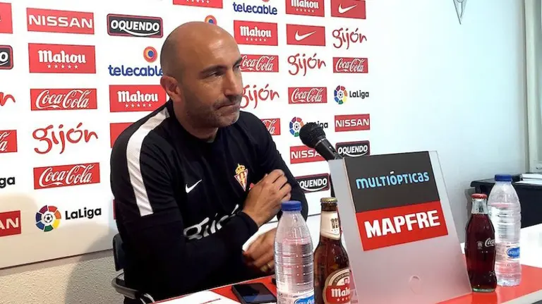 Abelardo en rueda de prensa. Twitter Sporting.