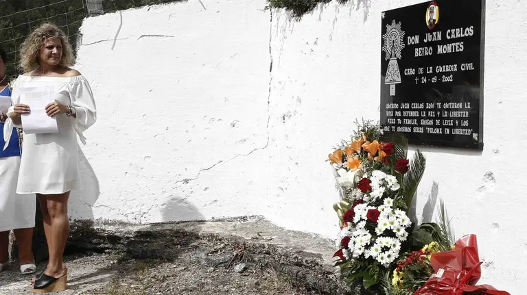 María José Rama, viuda del cabo de la Guardia Civil Juan Carlos Beiro, asesinado por ETA en Leitza hace catorce años, durante el homenaje que vecinos de esta población navarra han rendido a su marido en el lugar donde murió asesinado con una bomba-trampa. EFE/Jesus Diges
