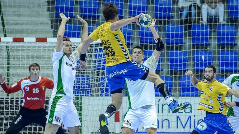 Partido entre el Anaitasuna y el Villa de Aranda en Pamplona. PABLO LASAOSA.