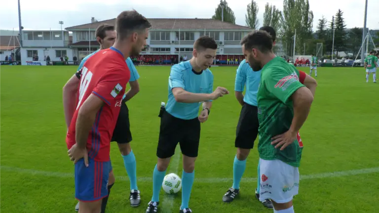 Trio arbitral y capitanes del Osasuna B - Guijuelo.