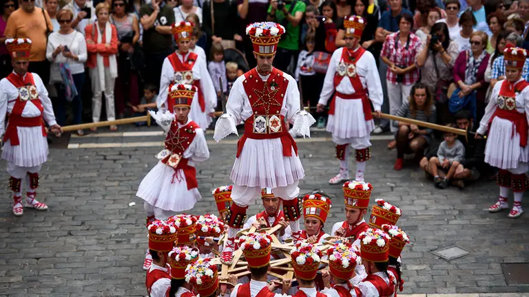 La Danza de las Espadas posterior a la procesión de San Fermín de Aldapa PABLO LASAOSA (9)