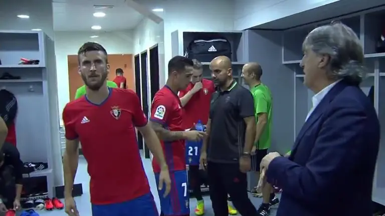 Martín Monreal arenga a sus jugadores antes del inicio del Villarreal - Osasuna en El Madrigal