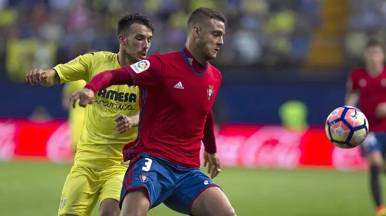 GRA421. VILLARREAL, 25/09/2016.- El delantero italiano del Villarreal Nicola Sansone (i) y el defensa hispano-dominicano del Osasuna Tano Bonnín (d), durante el partido frente al Osasuna de la sexta jornada de Liga que disputan ambos equipos hoy en el estadio el Sadar. EFE/Domenech Castelló