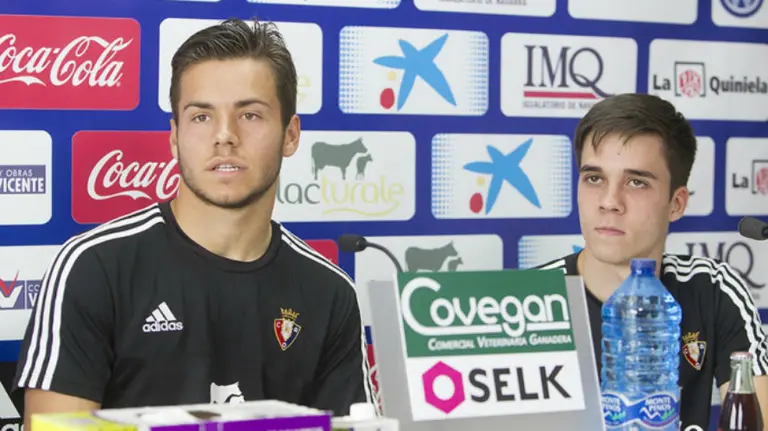 Álvaro Fernández y Javi Martínez en rueda de prensa. Foto Osasuna.es