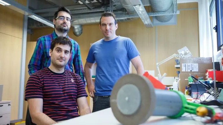 Isaac Royo Silvestre, Juan Jesús Beato López y Ion Goizueta Crespo, miembros del proyecto de robótica industrial.