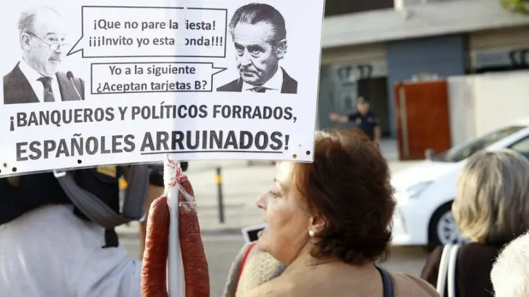 Afectados por el fraude de las preferentes protestan en la puerta de la sede de la Audiencia Nacional en San Fernando de Henares. EFE. CHEMA MOYA