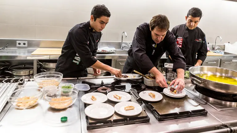 Rubén Trincado, del Restaurante El Mirador de Ulía, ha sido el chef encargado de cocinar los platos de las diferentes ganaderías para el concurso del toro más jugoso. ÍÑIGO ALZUGARAY.