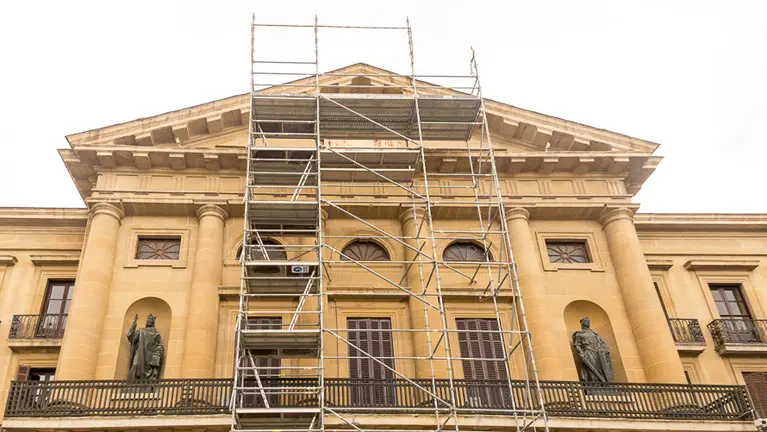 Comienzan los trabajos para la retirada de la Cruz Laureada de San Fernando, concedida por el dictador Francisco Franco en 1937, de la fachada del Palacio de Navarra. IÑIGO  (4)