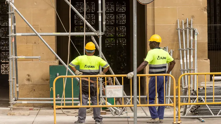 Comienzan los trabajos para la retirada de la Cruz Laureada de San Fernando, concedida por el dictador Francisco Franco en 1937, de la fachada del Palacio de Navarra. IÑIGO  (6)