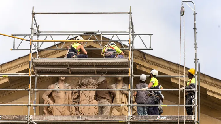 Comienzan los trabajos para la retirada de la Cruz Laureada de San Fernando, concedida por el dictador Francisco Franco en 1937, de la fachada del Palacio de Navarra. IÑIGO  (8)