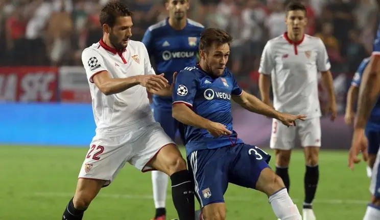 Un momento del partido entre el Sevilla y el O. de Lyon. AGENCIAS.