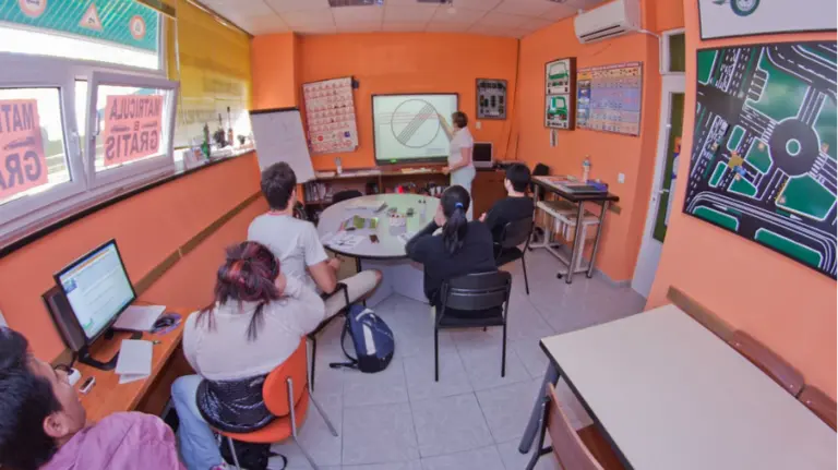 Alumnos repasan las señales de tráfico en una autoescuela. ARCHIVO