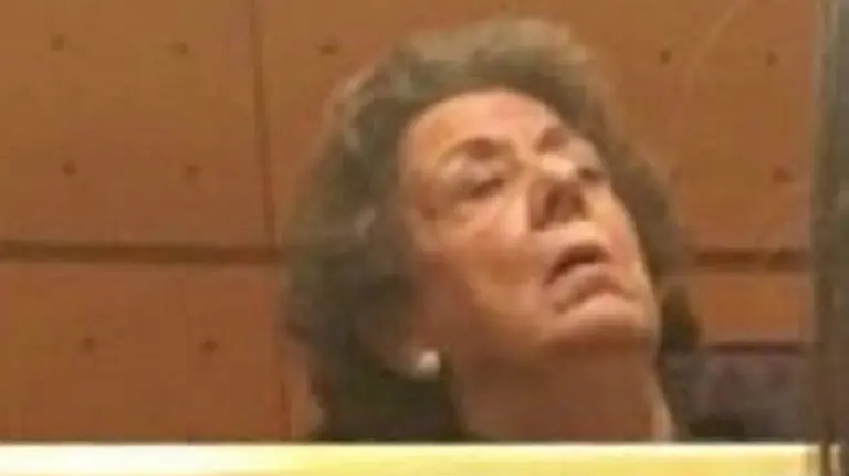 Rita Barberá, aparentemente dormida en su escaño. TWITTER