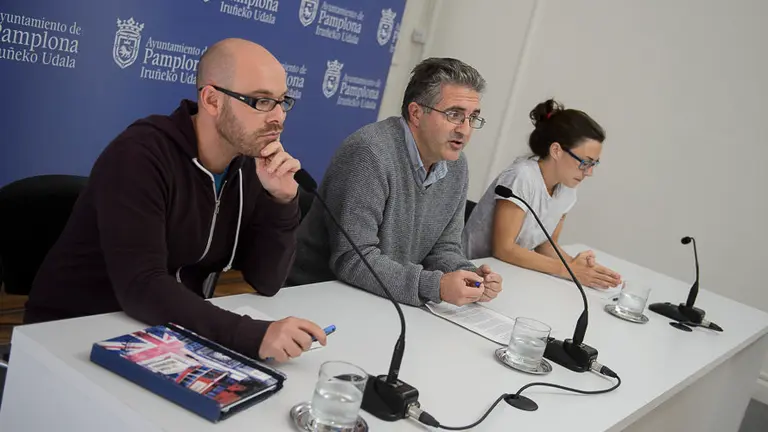 Armando Cuenda, Alberto Labarga y Laura Berro durante la rueda de prensa. PABLO LASAOSA.