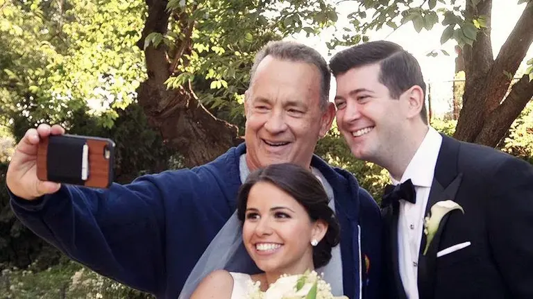 Tom Hanks se encuentra con una pareja de novios.